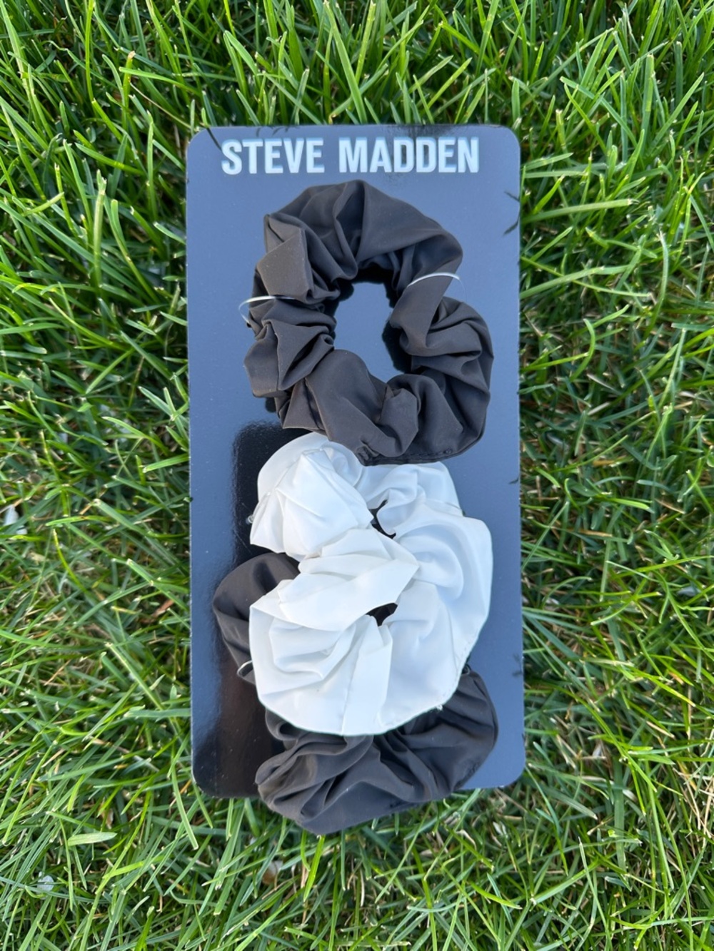 🆕 Steve Madden Black and White Hair Scrunchie Trio